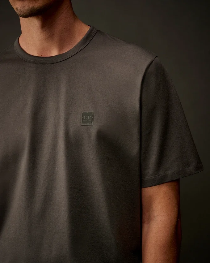 Metropolis Series: Kurzarm-T-Shirt aus merzerisiertem Jersey mit Logo auf der Brust