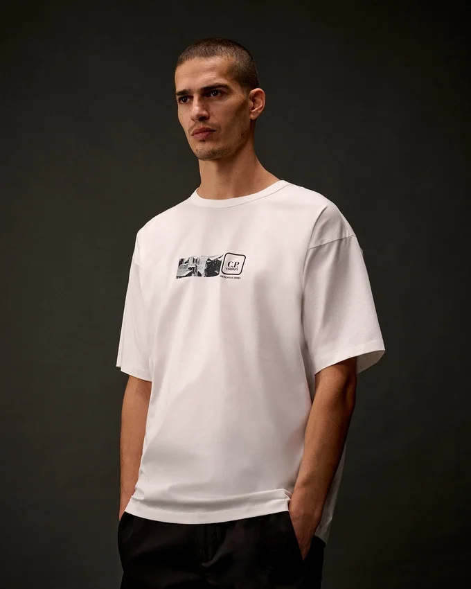 Metropolis Series: Kurzarm-T-Shirt aus merzerisiertem Jersey mit Stickerei auf dem Rücken