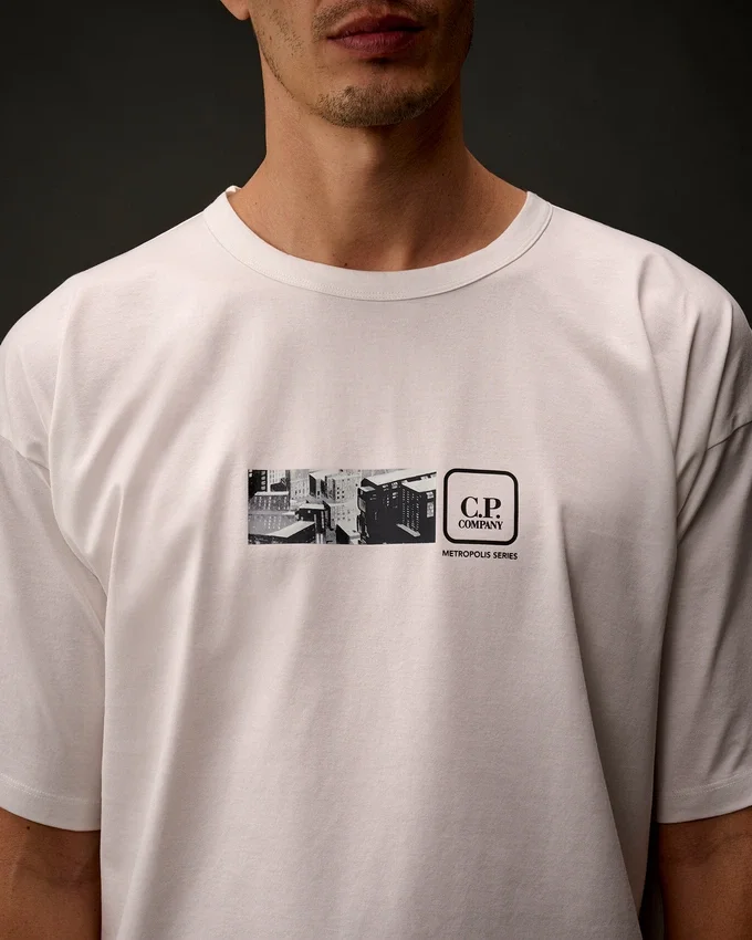 Metropolis Series: Kurzarm-T-Shirt aus merzerisiertem Jersey mit Stickerei auf dem Rücken