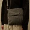 Schultertasche mit Fischgrätenmuster