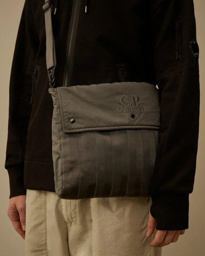 Schultertasche mit Fischgrätenmuster