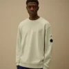 Sweatshirt aus diagonal gewebtem Baumwollfleece mit Resist-Färbung und Rundhalsausschnitt sowie Lens-Detail