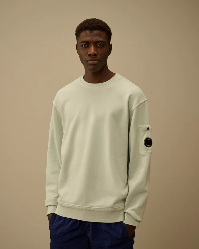 Sweatshirt aus diagonal gewebtem Baumwollfleece mit Resist-Färbung und Rundhalsausschnitt sowie Lens-Detail