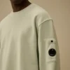 Sweatshirt aus diagonal gewebtem Baumwollfleece mit Resist-Färbung und Rundhalsausschnitt sowie Lens-Detail