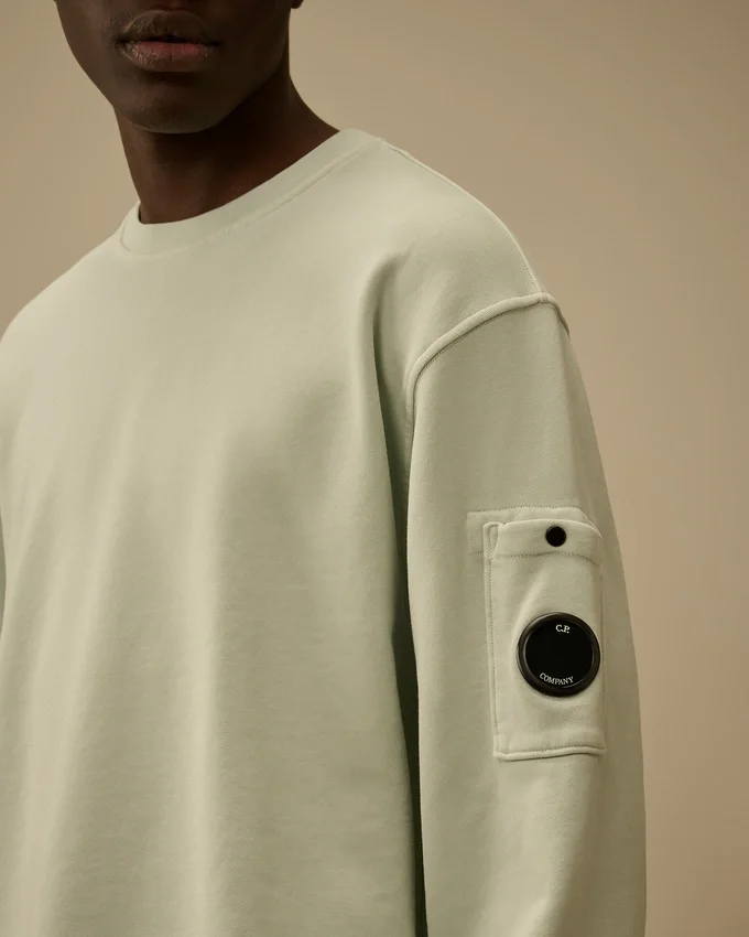 Sweatshirt aus diagonal gewebtem Baumwollfleece mit Resist-Färbung und Rundhalsausschnitt sowie Lens-Detail
