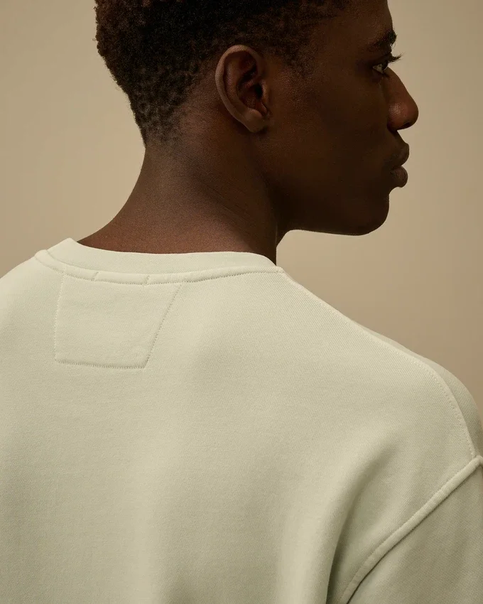 Sweatshirt aus diagonal gewebtem Baumwollfleece mit Resist-Färbung und Rundhalsausschnitt sowie Lens-Detail