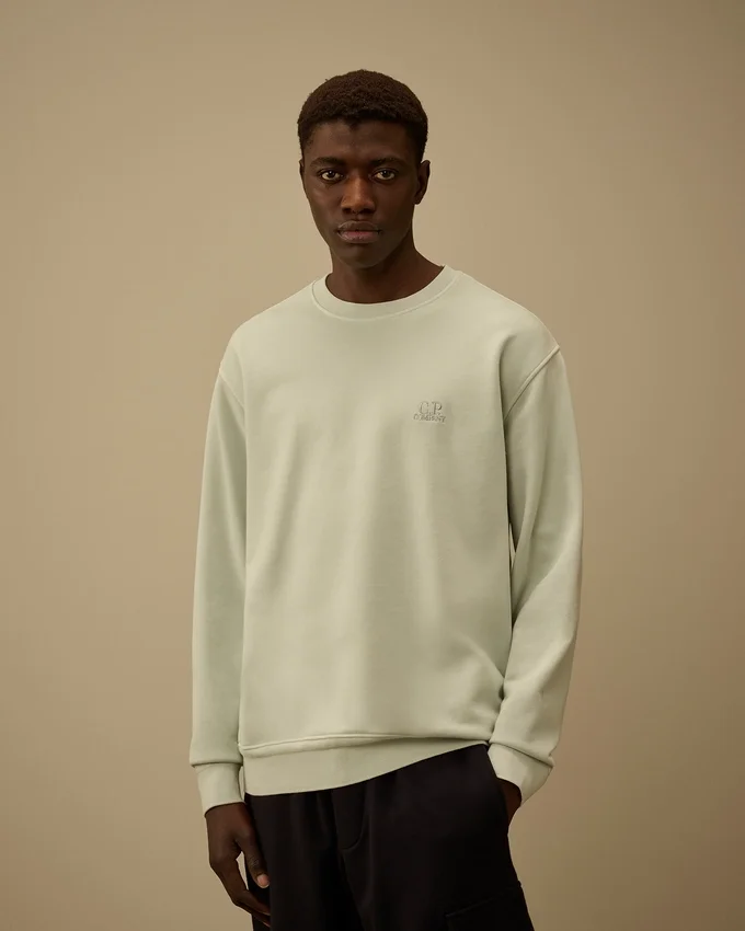 Sweatshirt aus diagonal gewebtem Baumwollfleece mit Resist-Färbung und Rundhalsausschnitt sowie Logo