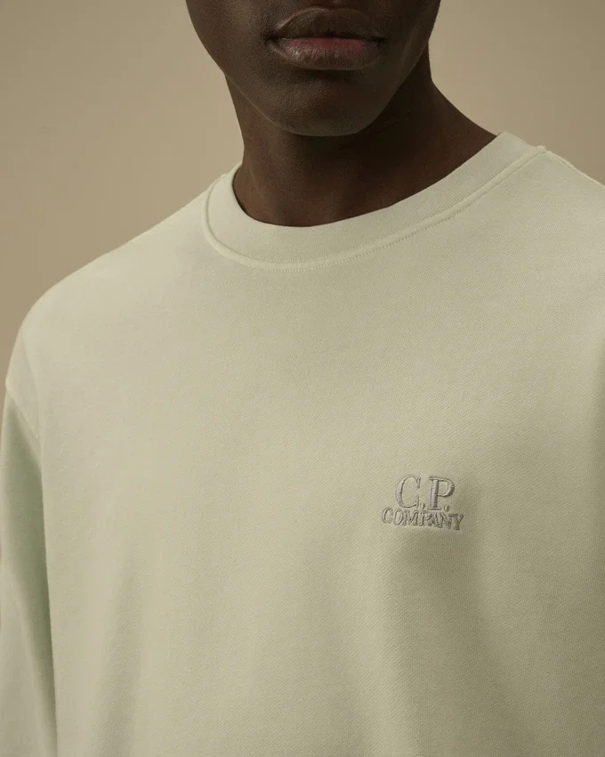 Sweatshirt aus diagonal gewebtem Baumwollfleece mit Resist-Färbung und Rundhalsausschnitt sowie Logo