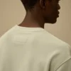 Sweatshirt aus diagonal gewebtem Baumwollfleece mit Resist-Färbung und Rundhalsausschnitt sowie Logo