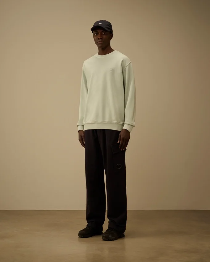 Sweatshirt aus diagonal gewebtem Baumwollfleece mit Resist-Färbung und Rundhalsausschnitt sowie Logo